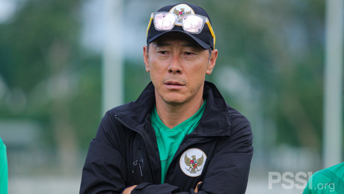 Shin Tae-yong saat memantau latihan timnas Indonesia untuk persiapan SEA Games 2021. 