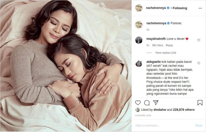 Netizen berondong Rachel Vennya dengan berbagai pertanyaan ketika ia pajang foto tak memakai hijab saat peringati hari ibu