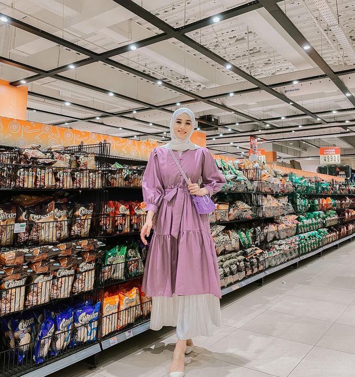 Tren Hijab 2021: Padu Padan Tunik Ruffle dan Rok Plisket ala Vina Maulina