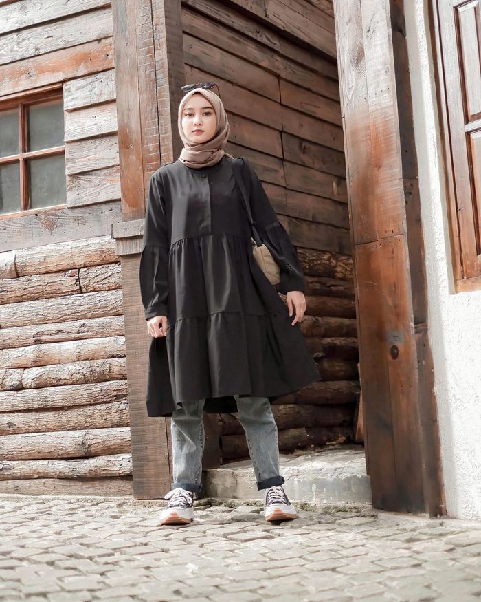 Tren Hijab 2021: Padu Padan Tunik Ruffle dan Celana Jeans ala Nabilahcil