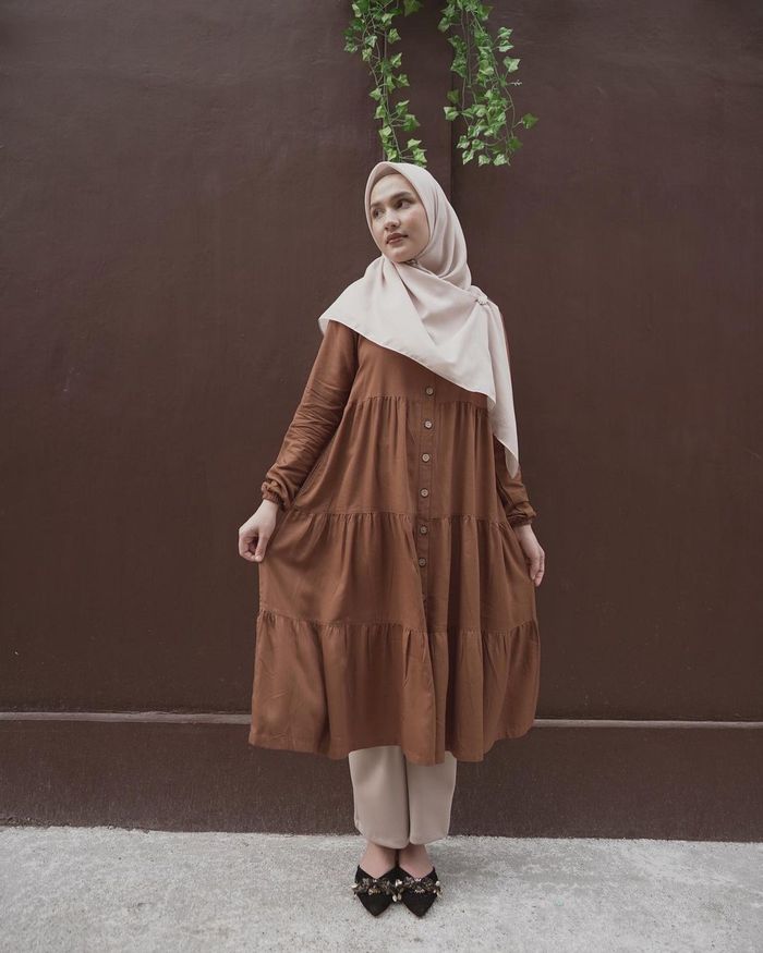 Tren Hijab 2021: Padu Padan Tunik Ruffle dengan Celana Kain ala Dwihanda