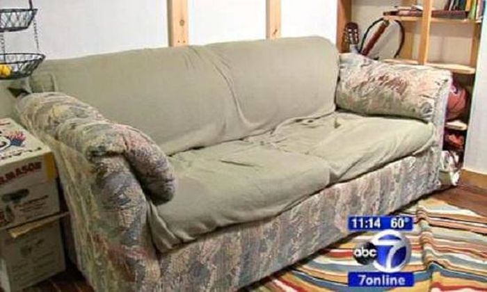Sofa bobrok yang dibeli oleh sekelompok mahasiswa tersebut.