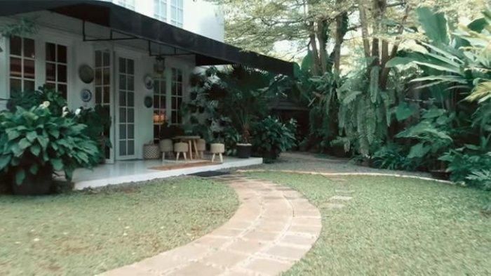 potret rumah yuni shara yang bergaya klasik tappi mewah