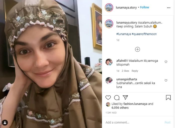 Luna Maya pakai mukena