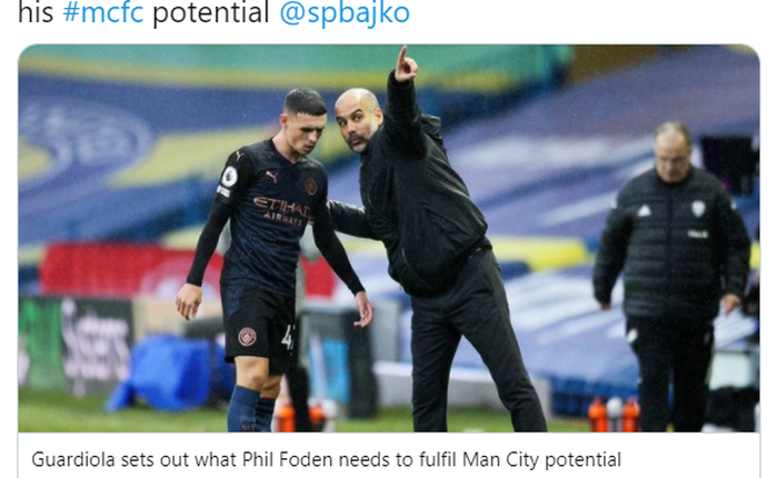 Pelatih Manchester City, Pep Guardiola (kanan) memberikan arahan kepada Phil Foden dalam sebuah pertandingan.