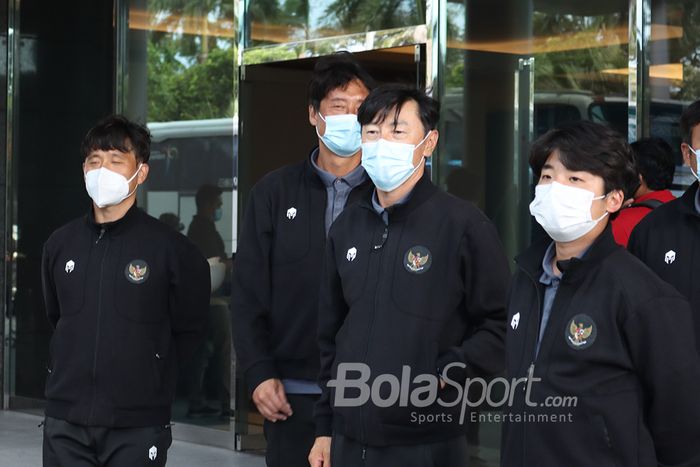Shin Tae-yong beserta beberapa jajaran asistennya memantau langsung keberangkatan timnas U-19 Indonesia ke Spanyol di Hotel Fairmont, Senayan, Jakarta, 26 Desember 2020. 