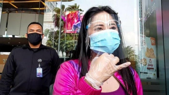 Dewi Perssik kini selalu memakai sarung tangan ketika beraktivitas untuk mencegah virus corona.