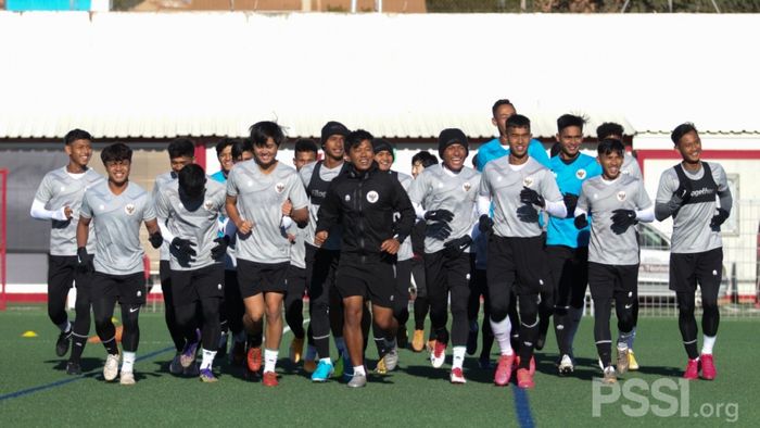 Para pemain Timnas U-19 Indonesia sudah melakoni latihan pada Senin (28/12/2020). Sesi latihan dilakukan siang hari di Stadion Campo Futbol Roda de Bara, Tarragona.