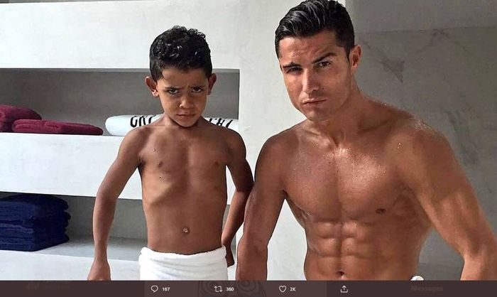 Potret kebersamaan Cristiano Ronaldo dengan putranya, Cristiano Ronaldo Jr.