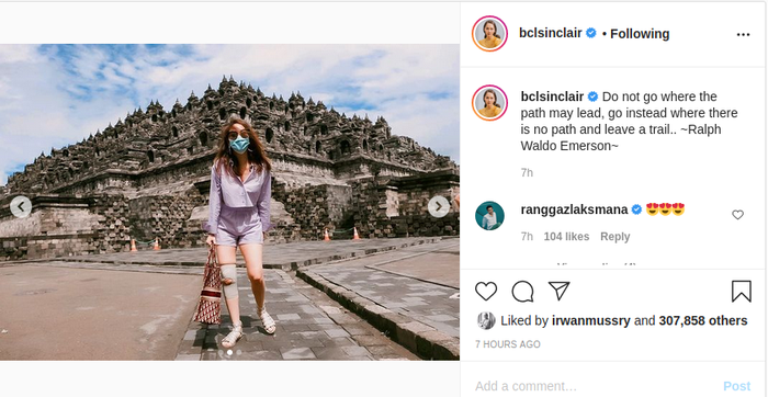 Kaki BCL jadi sorotan saat foto di depan Candi Borobudur