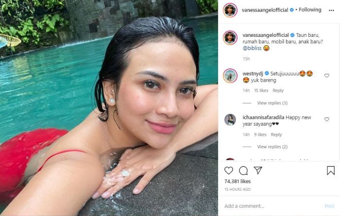 Vanessa Angel saat berenang
