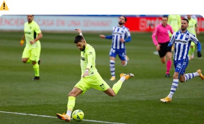 Pemain Atletico Madrid, Yannick Carrasco, menendang bola saat melawan Deportivo Alaves pada laga pekan ke-17 Liga Spanyol 2020-2021, Minggu (3/1/2021) pukul 22.15 WIB. 
