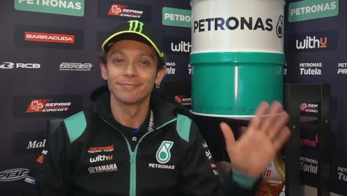 Valentino Rossi mengenakan seragam tim Petronas Yamaha SRT menjelang MotoGP 2021.