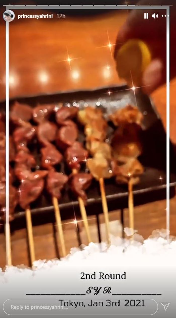 Syahrini makan sate ayam dan jagung bakar di Jepang