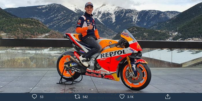 Pembalap anyar Repsol Honda, Pol Espargaro, berpose dengan motor Honda RC213V yang akan dikendarainya pada MotoGP 2021.