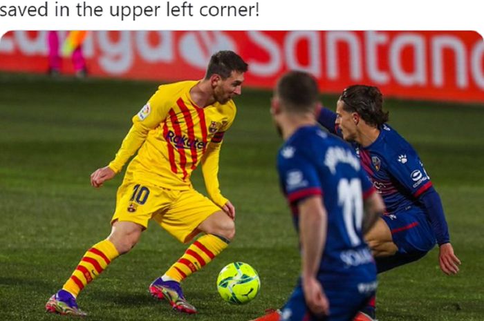 Pemain Barcelona, Lionel Messi, menguasai bola saat melawan Huesca pada laga pekan ke-17 Liga Spanyol 2020-2021 pada Minggu (3/1/2021) waktu setempat atau Senin pukul 03.00 WIB.