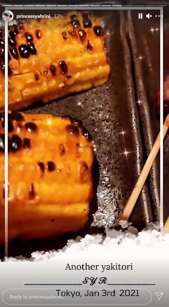 Syahrini makan sate ayam dan jagung bakar di Jepang