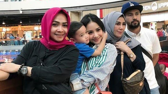Raffi Ahmad dan keluarganya