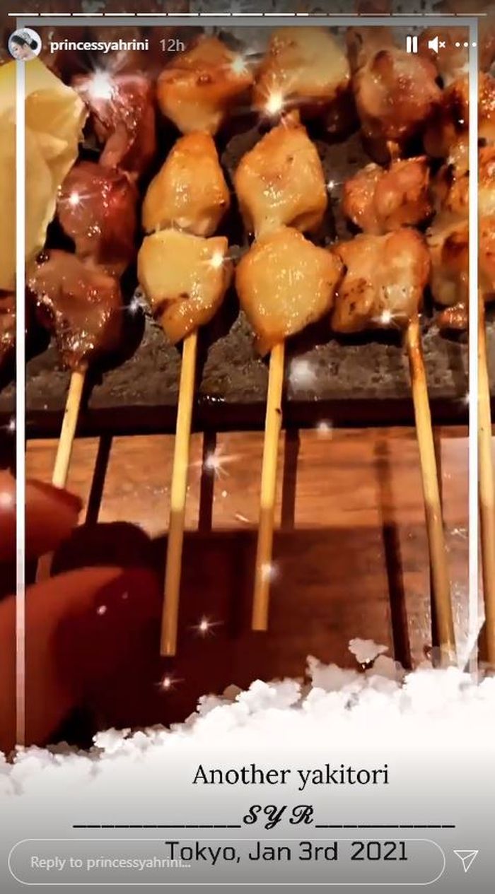 Syahrini makan sate ayam dan jagung bakar di Jepang