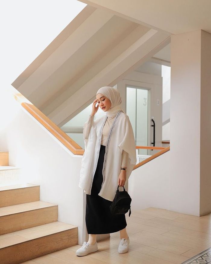 Penampilan Hijabers Feminin ala Sinta Sri Antan