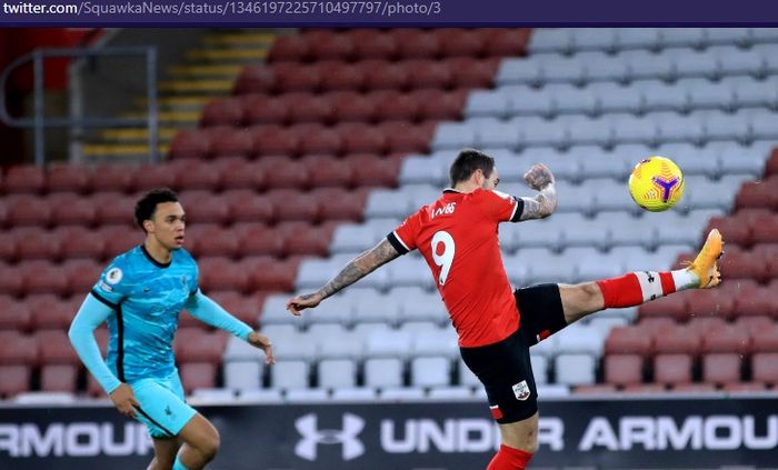 Striker Southampton, Danny Ings, melepaskan tendangan saat melawan Liverpool dalam laga Liga Inggris di Stadion St. Mary's, Senin (4/1/2020).