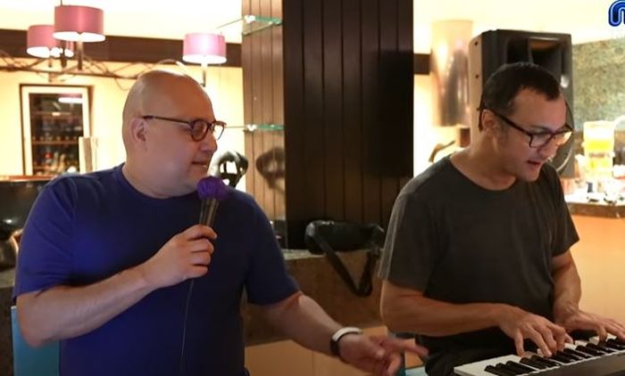Irwan Mussry dan sang adik, Jacky Mussry saat unjuk kebolehan bernyanyi dan bermain keyboard