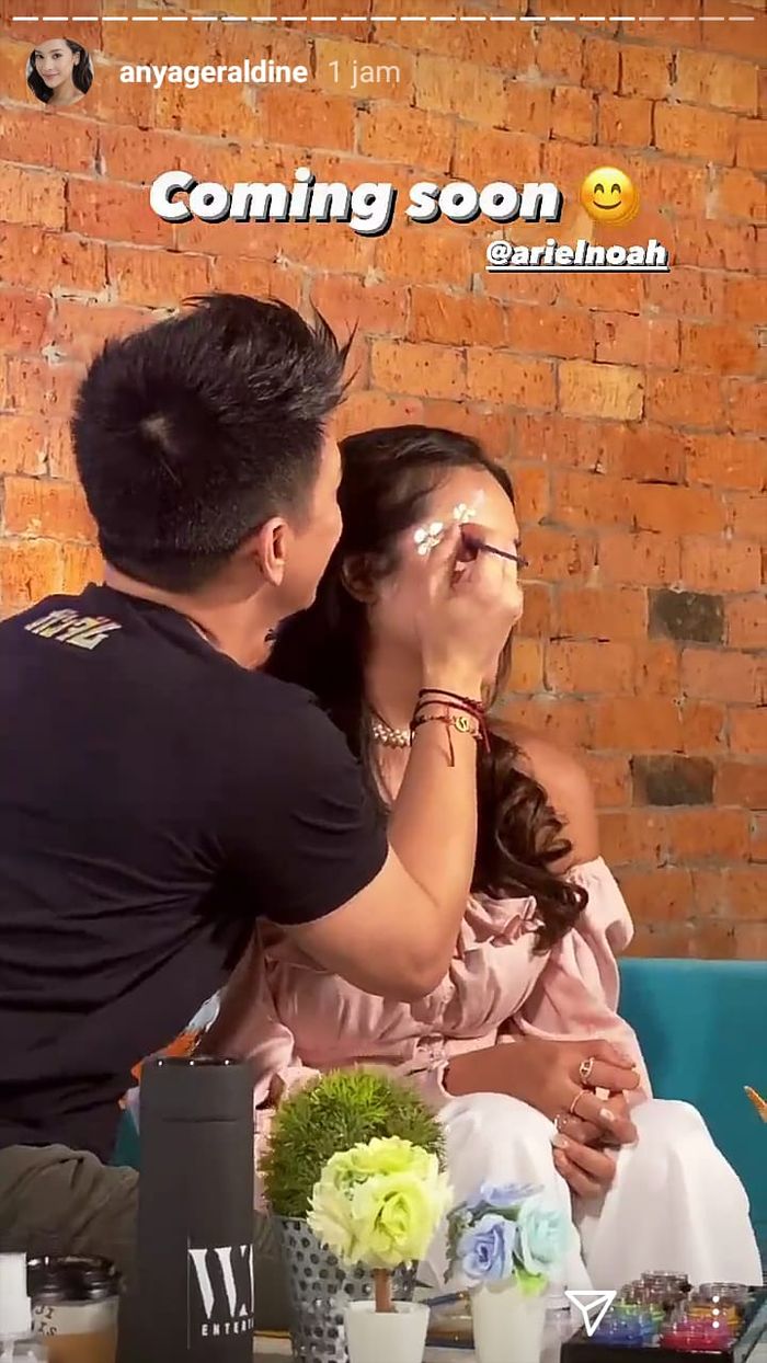 Ariel Noah melukis bunga di wajah mulus Anya Geraldine