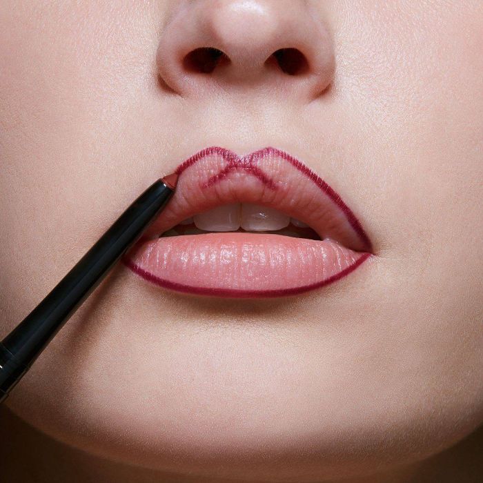 Menggunakan lip liner