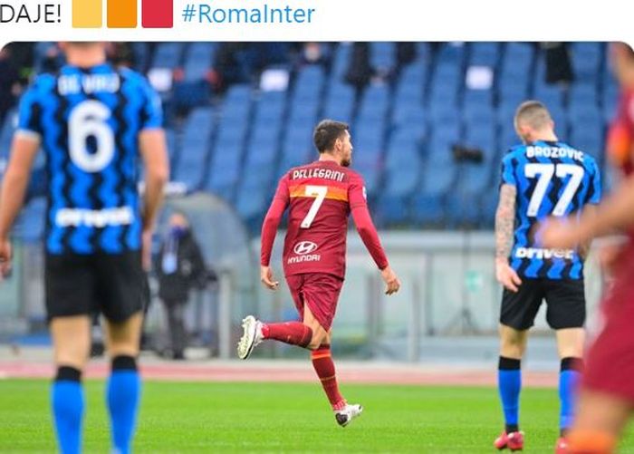 Gelandang AS Roma, Lorenzo Pellegrini, merayakan gol yang dicetak ke gawang Inter Milan dalam laga Liga Italia di Stadion Olimpico, Minggu (10/1/2020).