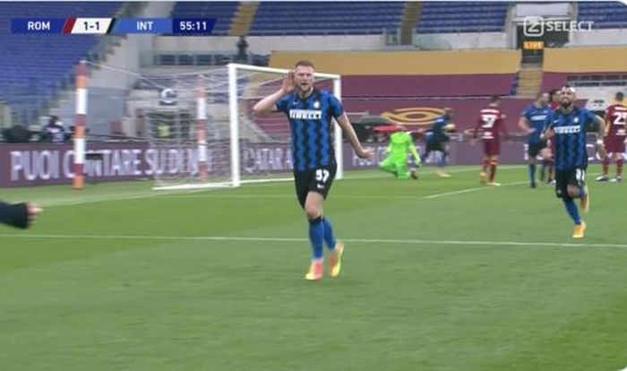 Bek Inter Milan, Milan Skriniar, merayakan gol yang dicetak ke gawang AS Roma dalam laga Liga Italia di Stadion Olimpico, Minggu (10/1/2020).