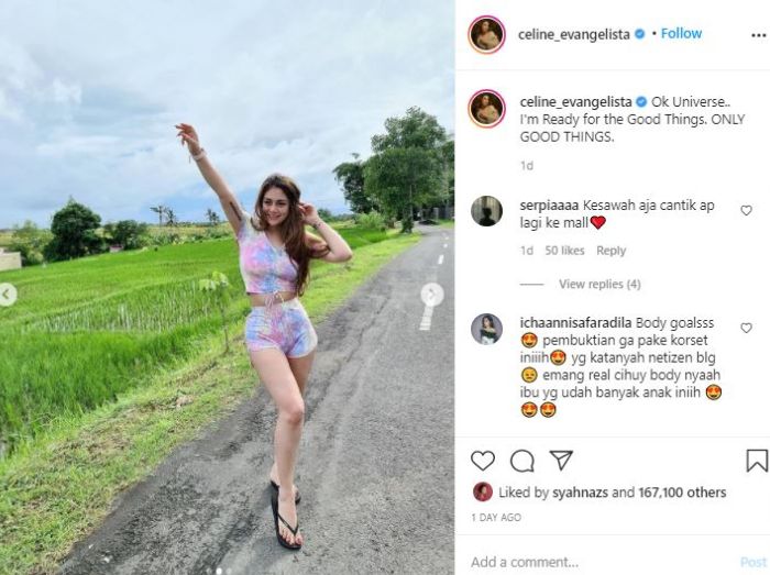 Foto seksi Celine Evangelista di pinggir sawah