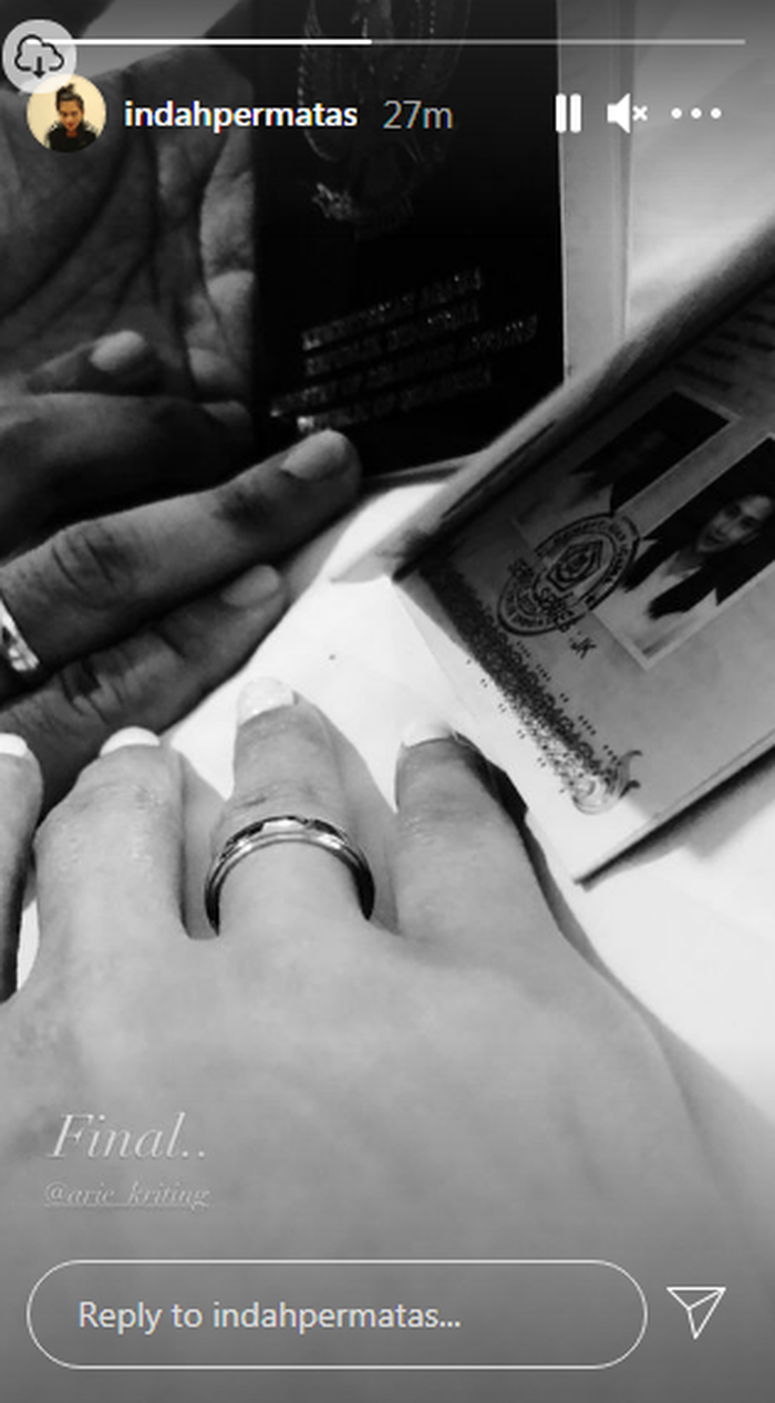 Unggah Foto Cincin Dan Buku Nikah Indah Permatasari Dikabarkan Menikah Dengan Arie Kriting Meski Hubungannya Belum Direstui Sang Ibu Papinya Di Sini Semua Halaman Grid Star