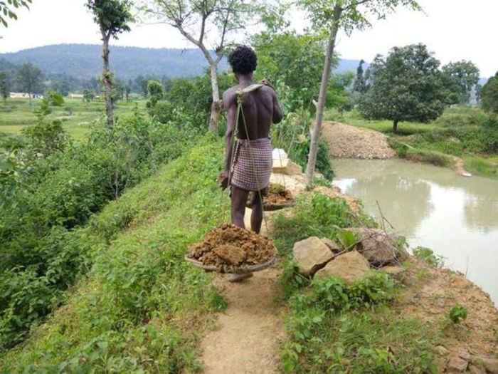 Pria yang habiskan 27 tahun hidupnya untuk gali kolam.
