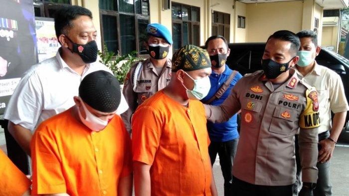 Kapolresta Tasikmalaya, AKBP Doni Hermawan, menginterogasi para pengedar obat hexymer untuk kawanan geng motor, Selasa (12/1) sore.