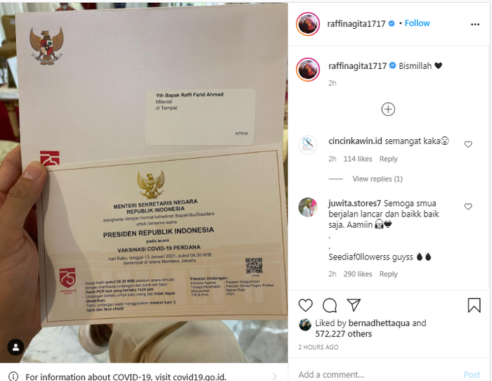 Raffi Ahmad tunjukkan undangan vaksin covid-19 perdana.