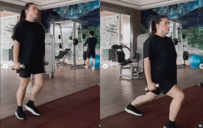 Sedang berolahraga, Audy Item tampil dengan tubuh langsing.