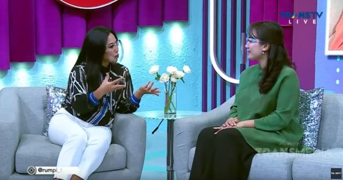 Puput saat bersama Feni Rose