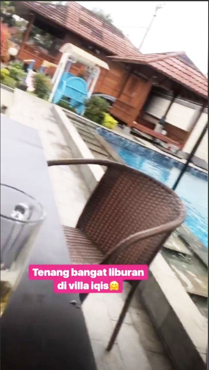 Gazebo dan kursi santai di villa Ayu TingTing