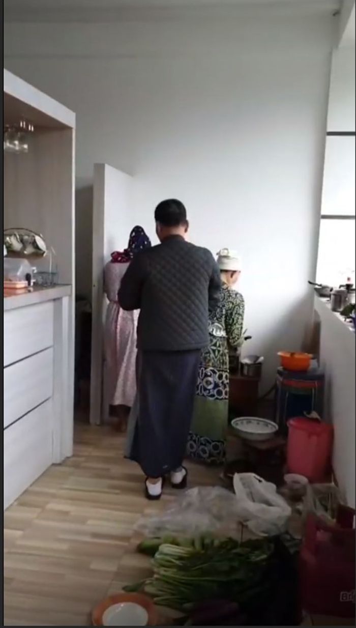 Dapur vila Ayu Ting-Ting penuh bahan masakan