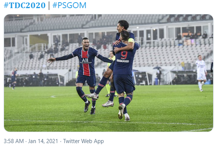 Striker PSG, Mauro Icardi, merayakan gol yang dia cetak ke gawang Olympique Marseille dalam final Piala Super Prancis bersama Marquinhos dan Kylian Mbappe.