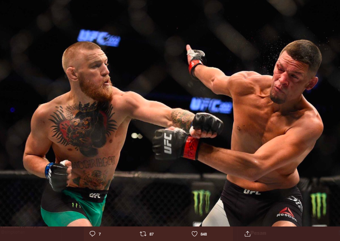 Ketika Conor McGregor (kiri) bertarung melawan Nate Diaz (kanan) pada UFC 202, Agustus 2016 lalu. 