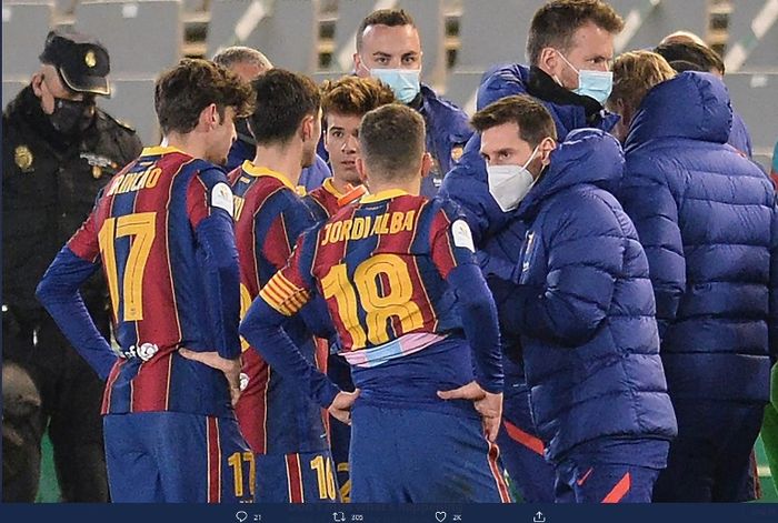 Lionel Messi saat berbicara dengan para pemain Barcelona dalam semifinal Piala Super Spanyol melawan Real Sociedad, Rabu (13/1/2021).