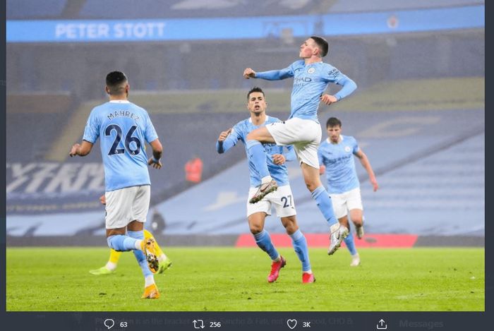 Phil Foden mencetak gol Manchester City ke gawang Brighton &amp; Hove Albion di Etihad Stadium, 13 Januari 2021.