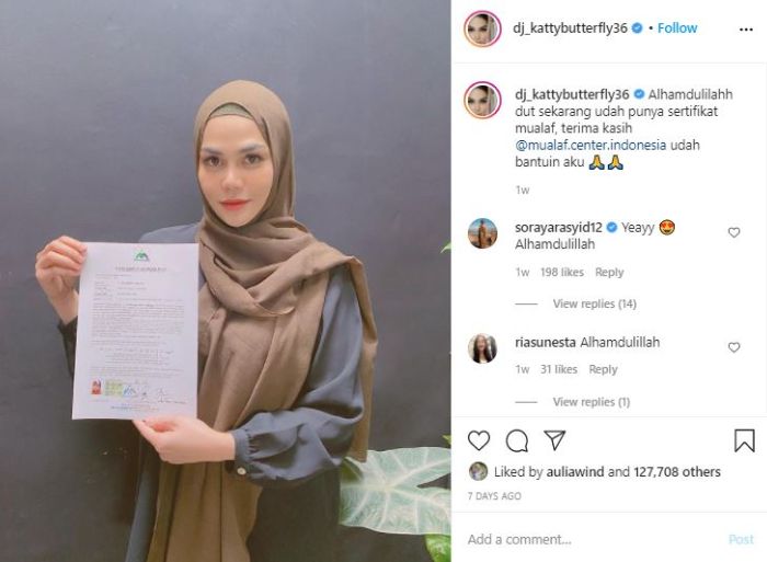 DJ Katty Butterfly pamer sertifikat mualaf