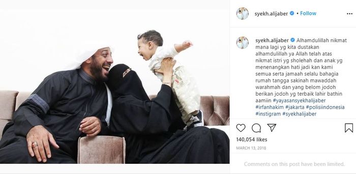 Syekh Ali jaber bersama istri dan anaknya