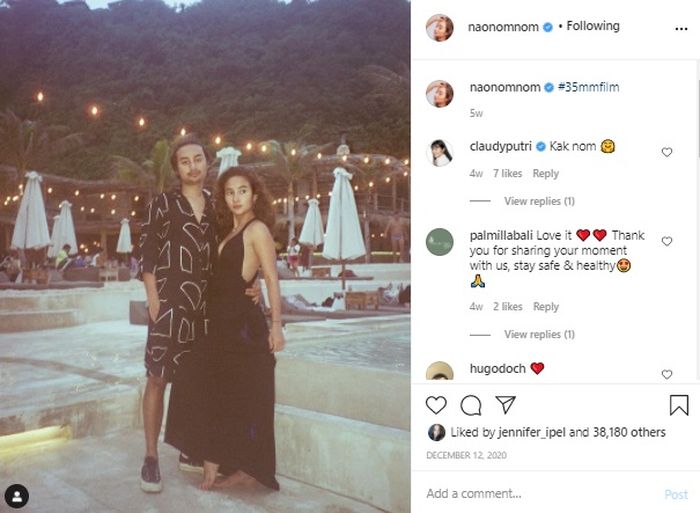 Potret mesra Naomi dengan seorang pria