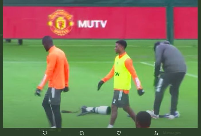 Amad Diallo (kit kuning) tampak membuntuti Eric Bailly dalam sesi latihan perdananya di Manchester United.