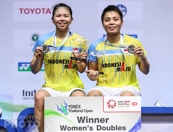 Pasangan ganda putri Indonesia, greysia Polii/Apriyani Rahayu setelah juara pada Thailand Open I 2021, Minggu (17/1/2021)