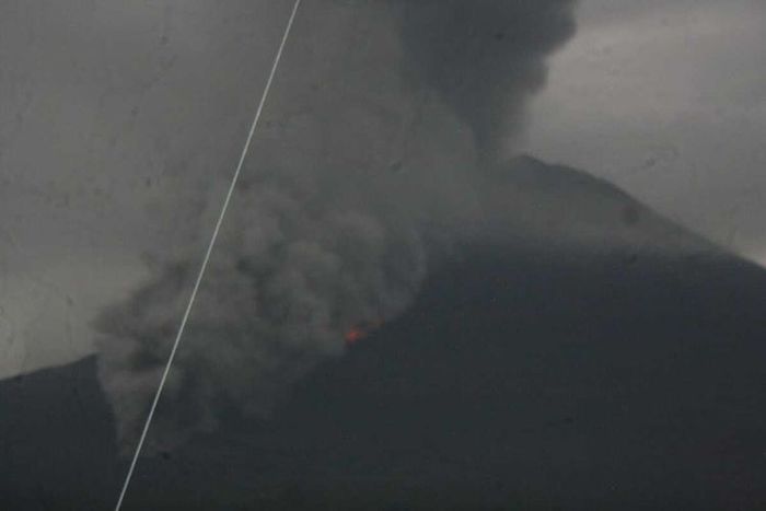Kondisi Gunung Semeru saat mengeluarkan awan panas letusan, Selasa (1/12/2020).
