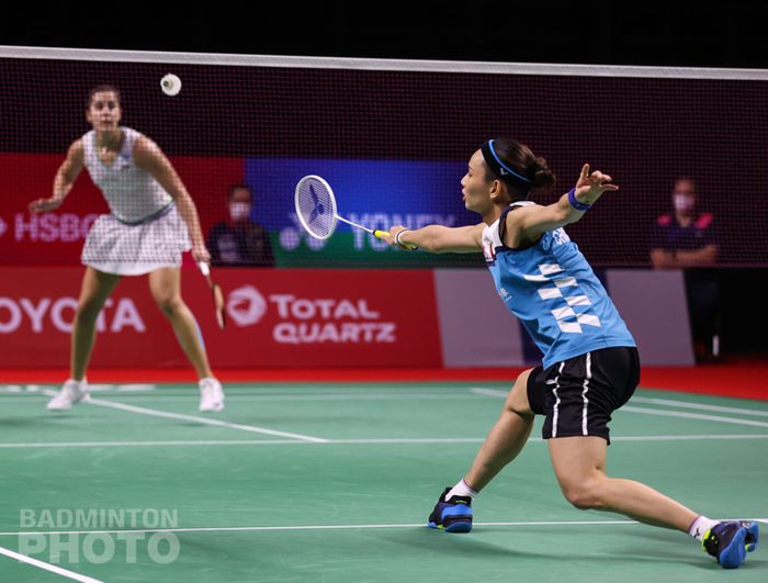 Aksi Tai Tzu Ying (kanan) saat melawan Carolina Marin pada final Thailand Open I 2021 di Impact Arena, Bangkok, Thailand, 17 Januari 2021.